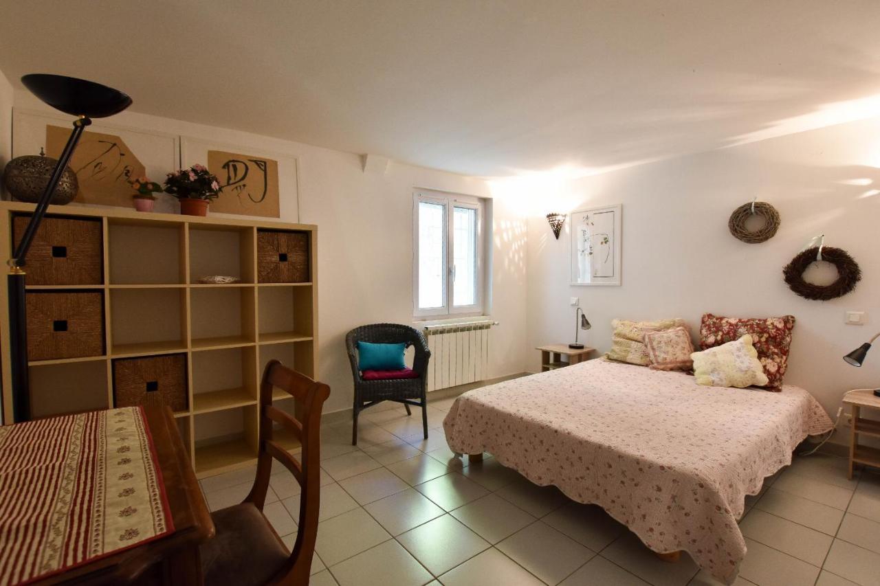 Moulin Rose, Parking - Jardin Apartment Arles Exterior photo