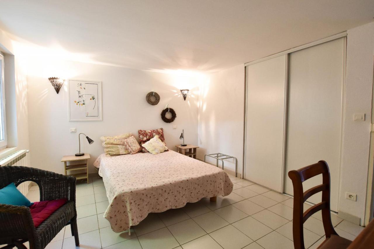 Moulin Rose, Parking - Jardin Apartment Arles Exterior photo